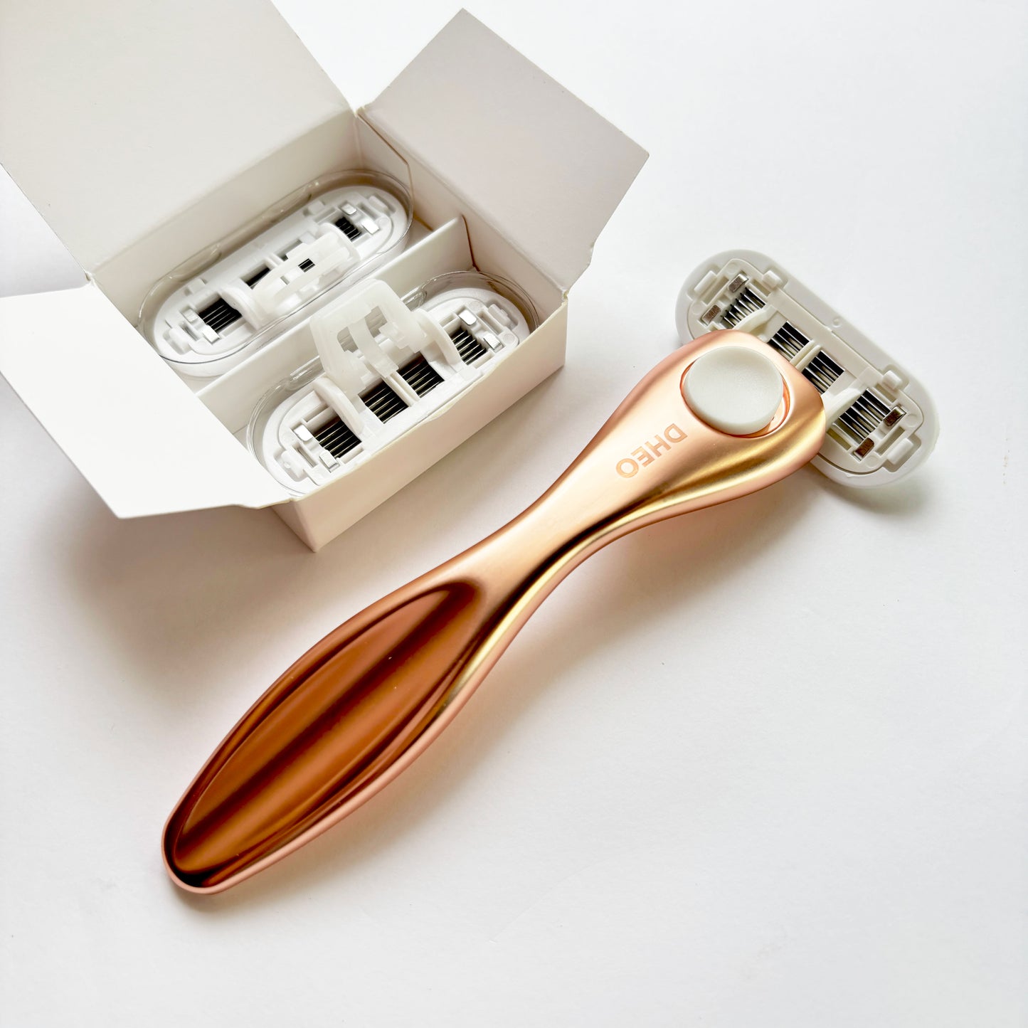 Metal Bikini Razor – Closer Shave, Zero Waste
Open pores with warm water, glide razor gently, rinse and rehydrate skin.
Durable razor with stainless steel blades & rust-proof zinc alloy handle.
Comfortable grip and lubricating strip give a smooth, bump-free finish.