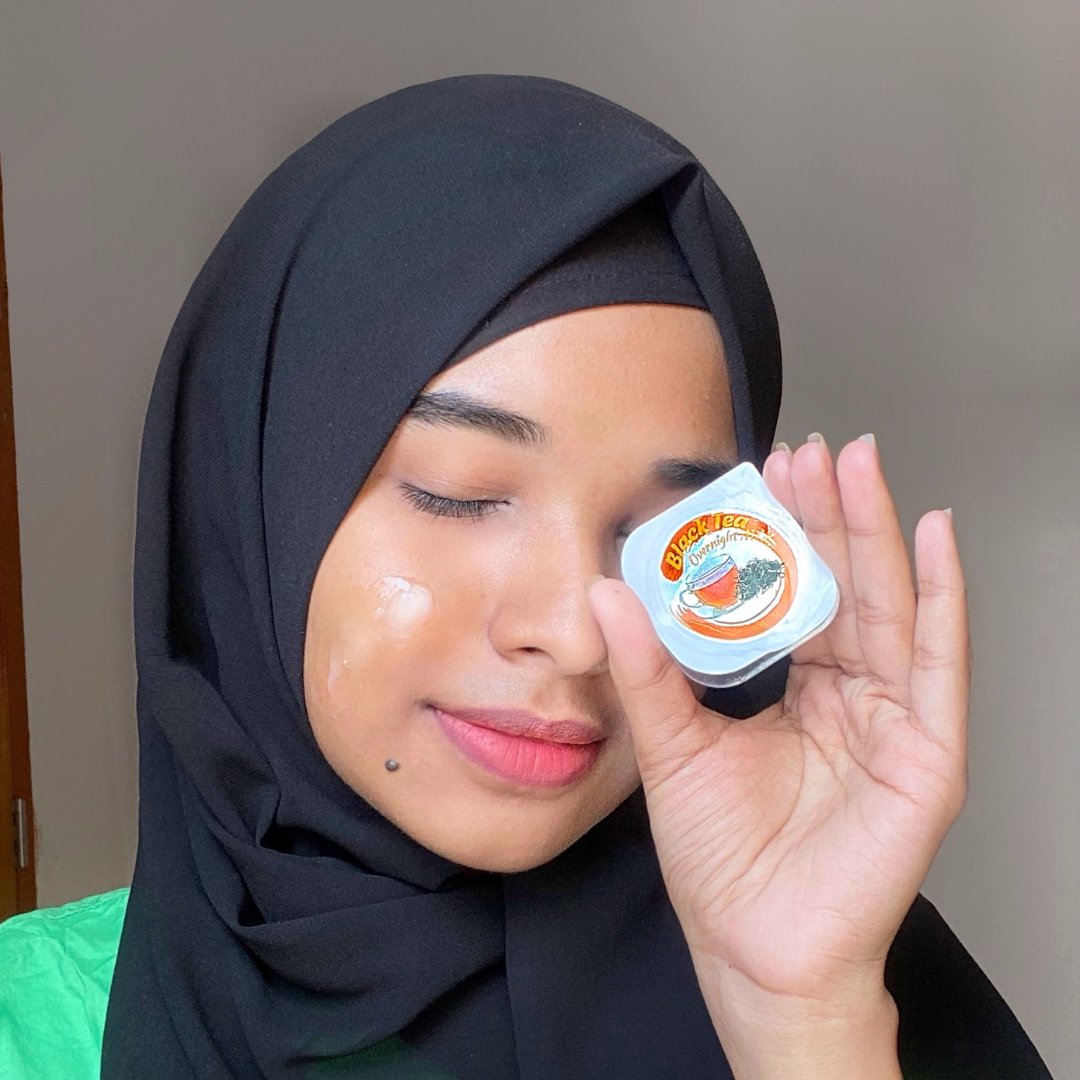 Black Tea Overnight Mask
Wake up to glowing skin! Infused with licorice and centella, this rich overnight mask works while you sleep—nourishing deeply, evening skin tone, and leaving your face refreshed like a full 8 hours of beauty rest.