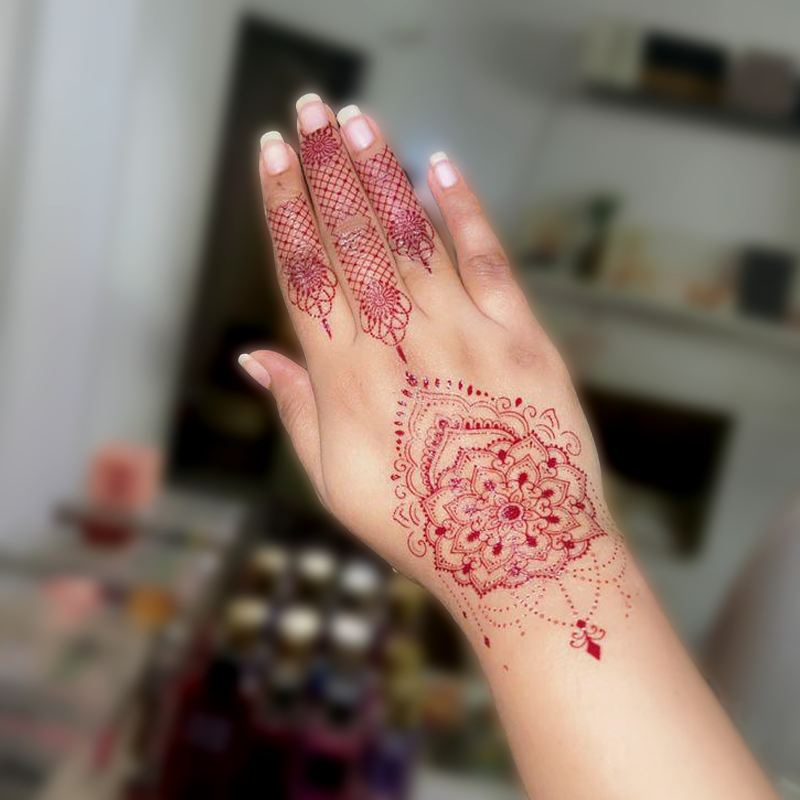 The art of henna made simple.
Apply and reveal stunning designs instantly.