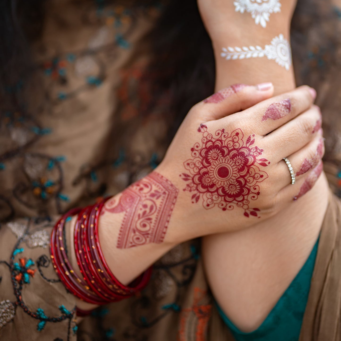 Create beautiful henna art in minutes with no mess.Peel, press, and show off your style effortlessly.