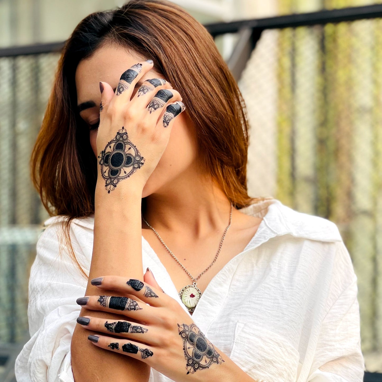 Ink and glue formula gives a smooth finish that mimics real mehndi.