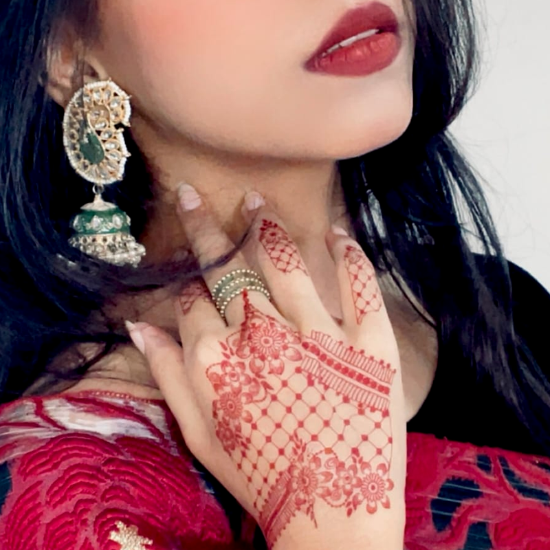 Easy henna for everyone.
Looks real, feels great, lasts days.