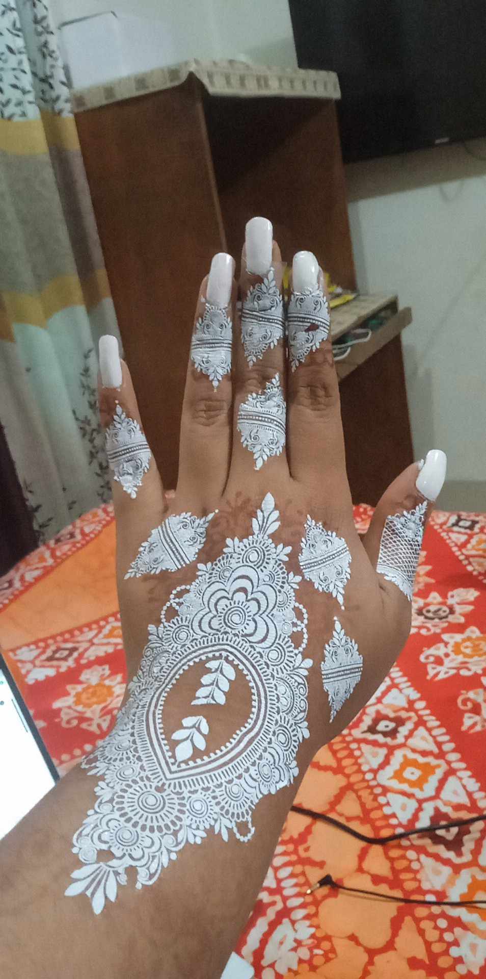 The art of henna, simplified.Temporary beauty that’s easy to apply.