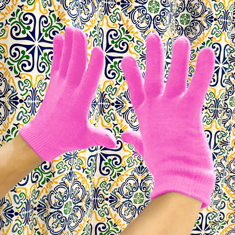 Moisturizing gel gloves hydrate dry, rough hands using a blend of plant oils and vitamin E. Slip on clean hands and relax for 30 minutes. The soft cotton outer and gel lining lock in moisture for silky results.