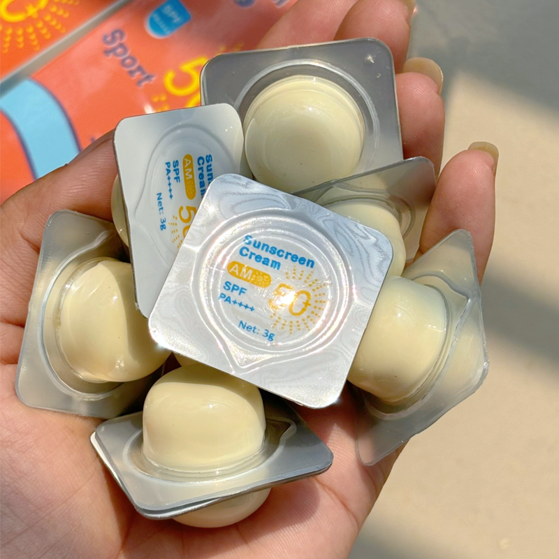 Capsule Convenience, Creamy Coverage
Each capsule holds 3g of sunscreen—enough for full-face coverage with no sticky residue or white cast.
