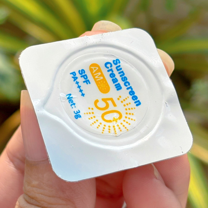 Antioxidant-Rich, Everyday Shield
Infused with Sodium Hyaluronate and Tocopherol, this sunscreen not only protects but also improves skin texture and fights early signs of aging