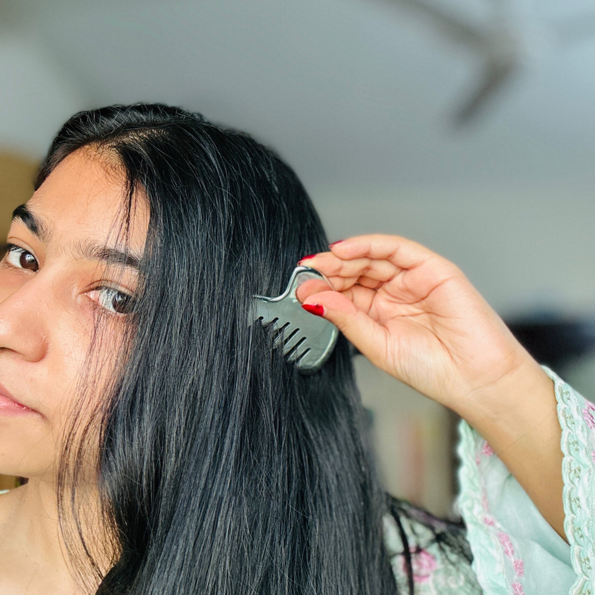 DHEO Stainless Steel Scalp Gua Sha — cooling massage tool for scalp, face, and neck to boost blood flow, reduce puffiness, and relieve tension while enhancing oil absorption.