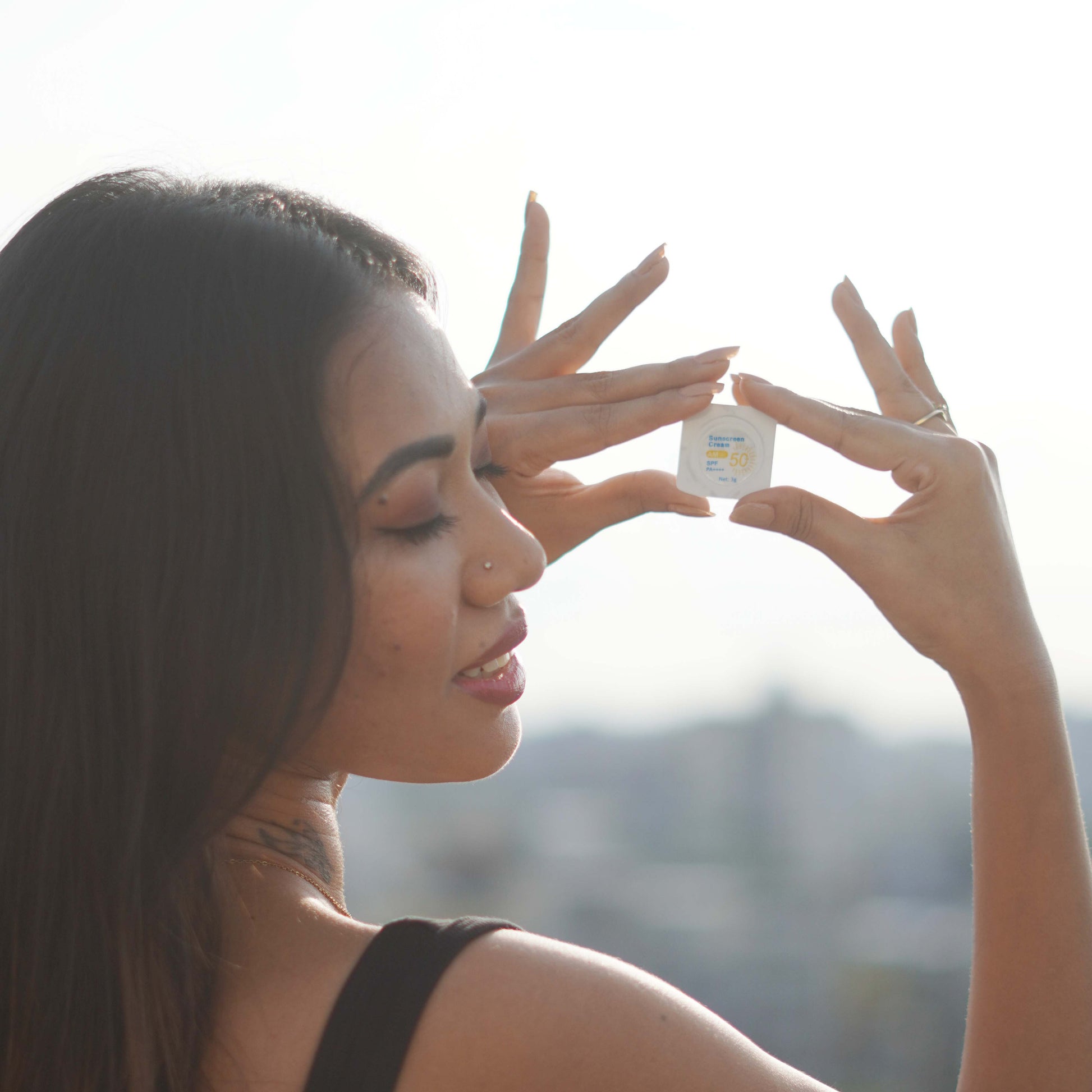 DHEO Sunscreen Capsules SPF50 — portable broad-spectrum UV protection with antioxidants, travel-friendly sun care for all skin types.