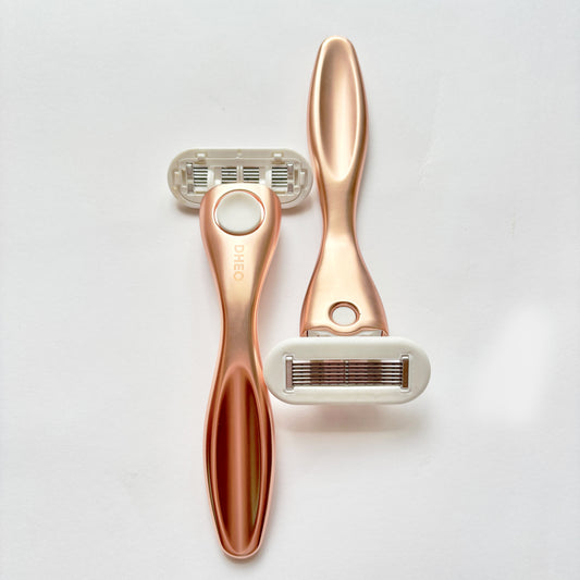 DHEO Bikini Razor – Smooth, Safe, Sustainable
Prep with warm water, shave at angle, rinse blade, replace when dull.

83.9g solid metal body, 52mm 6-blade stainless head, zinc alloy grip.

Gentle shave with less irritation — reusable and reduces plastic waste.