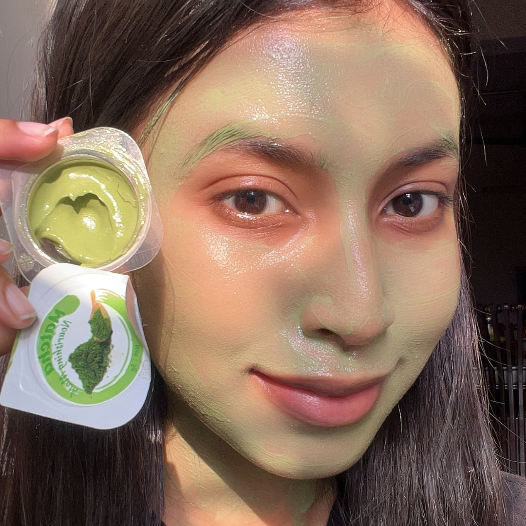 Matcha Nourishing Mask
Fight dullness with the green power of matcha! Antioxidants from tea, cucumber, and botanical extracts detox your skin and gently soften fine lines. Your skin will say “thank you” with a fresh, luminous glow.