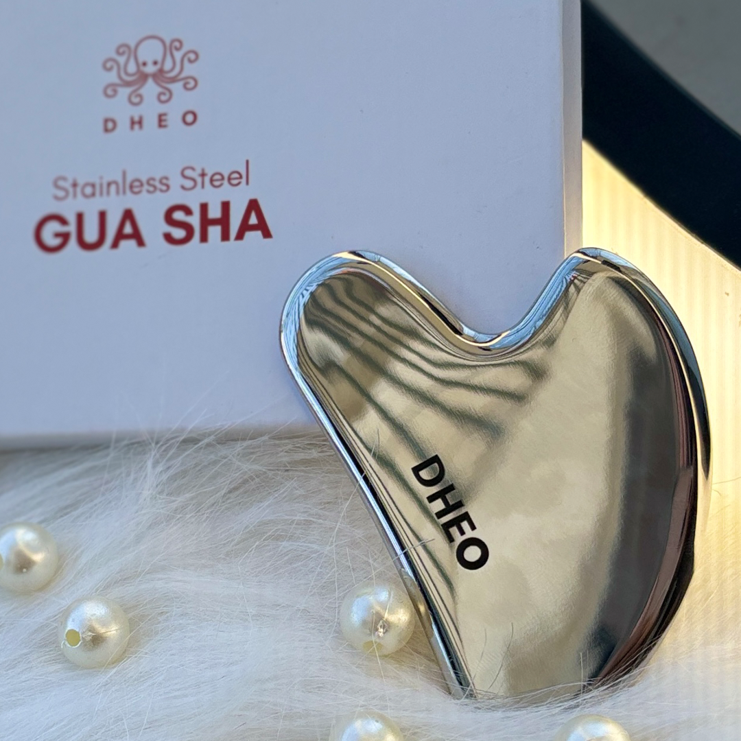 Cool, Sculpt, Glow
Crafted from premium stainless steel, DHEO's Gua Sha delivers a naturally cool massage that de-puffs, boosts circulation, and defines facial contours for an instant glow.