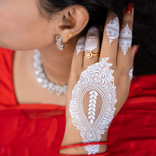 Henna tattoos that keep it simple.Fast, fun, and perfect every time.