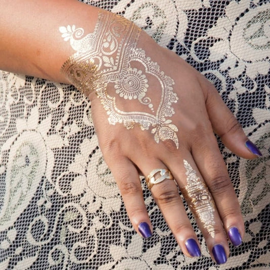 Traditional henna look with modern simplicity .Apply with water and enjoy your temporary tattoo