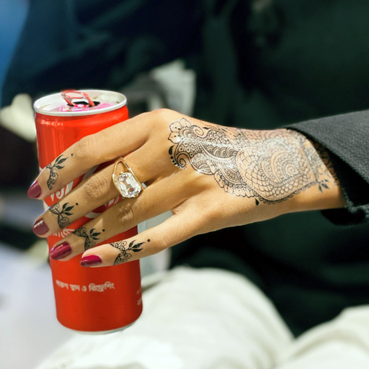 Henna in a hurry?Stick, press, and you're all set!