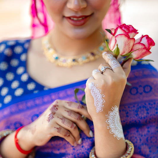 Instant henna vibes anytime, anywhere.Just press, hold, and peel for beauty!