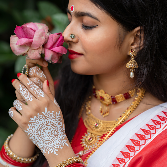 Fast and easy body art at home.Henna tattoos that last for days.