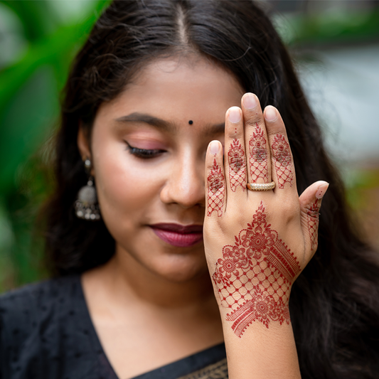 Get creative with temporary henna tattoos.Apply, dry, and shine.