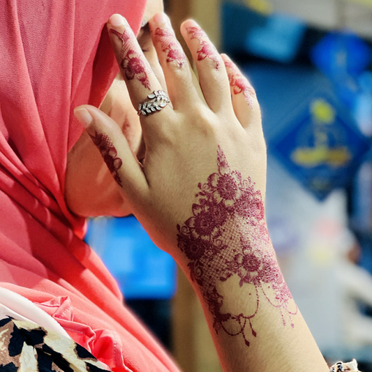 Easy-to-apply temporary henna tattoo with ink and glue—no cones or waiting time needed.