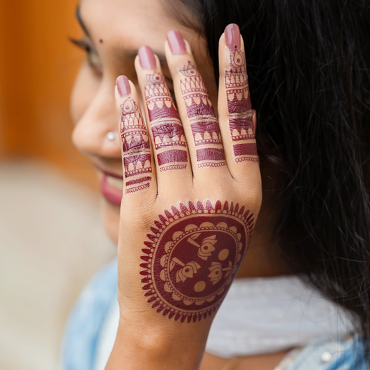 Adorn your skin with natural-inspired designs that apply in seconds.