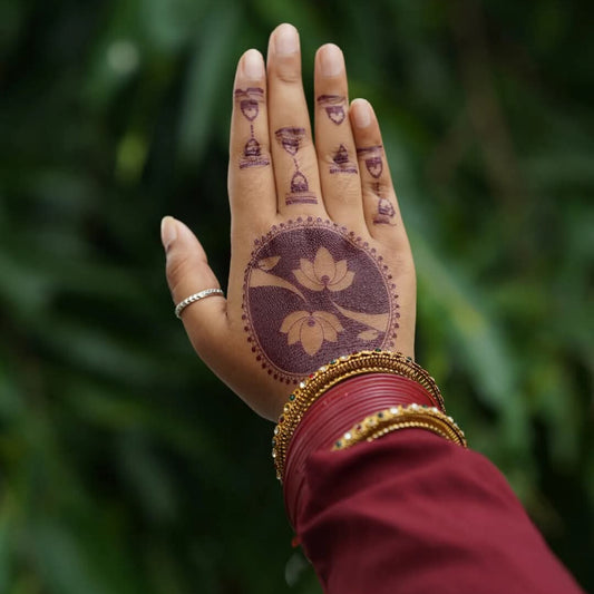 Show off your vibe with body-safe, stylish henna tattoos.

