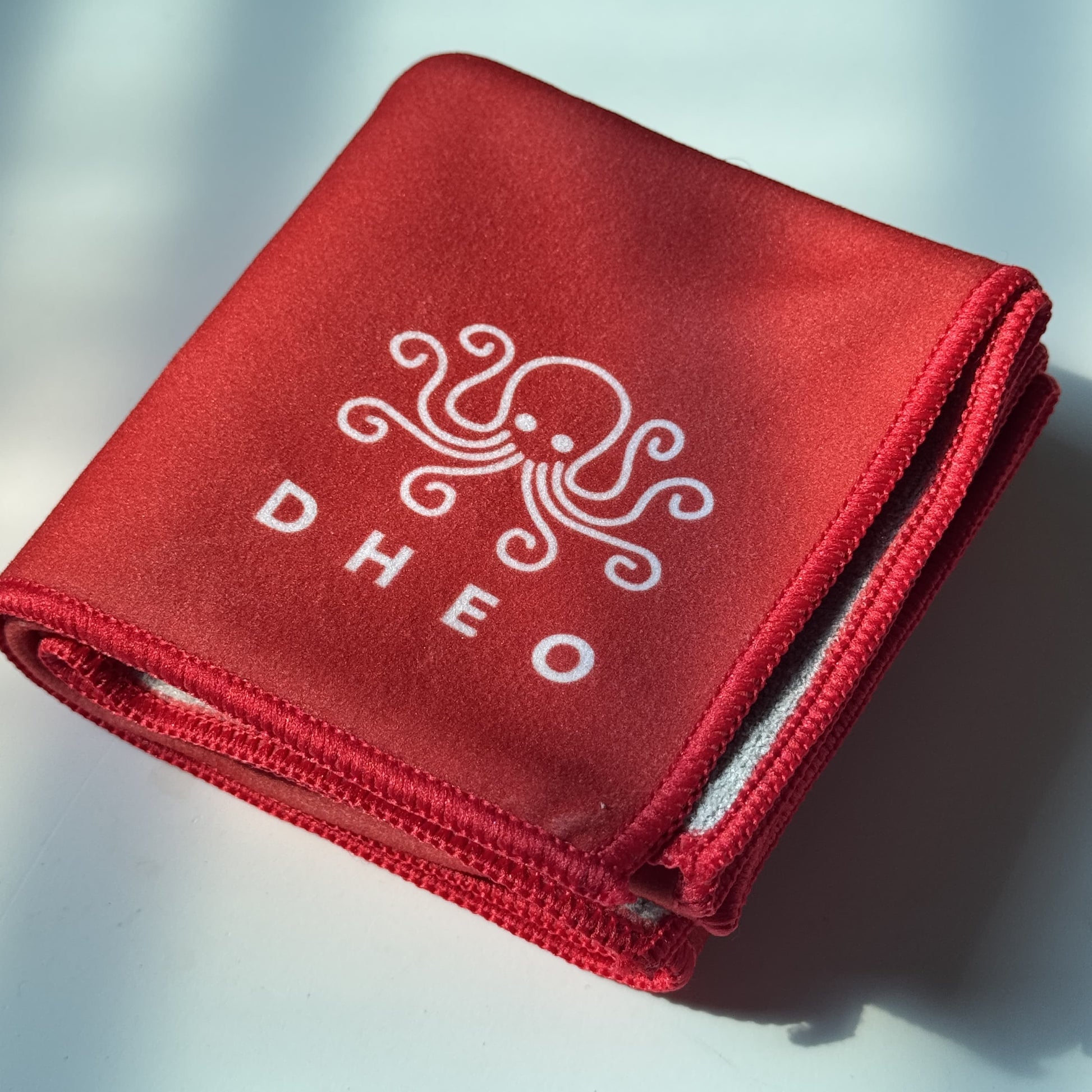 DHEO Magic Bag – self-adhesive beauty and storage solution for makeup, travel, and gadgets. Lightweight, compact, washable, and reusable fabric bag.