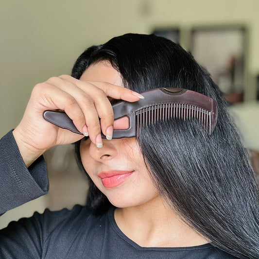 Say goodbye to dandruff and excess oil with this easy-to-clean, travel-friendly scalp comb. Perfect for fresher, healthier hair.