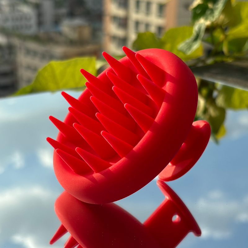  Comfort in Your Palm
The ergonomic grip handle fits perfectly in your hand, while thick silicone bristles provide a soothing massage—ideal for daily use on wet or dry hair without breaking your nails.