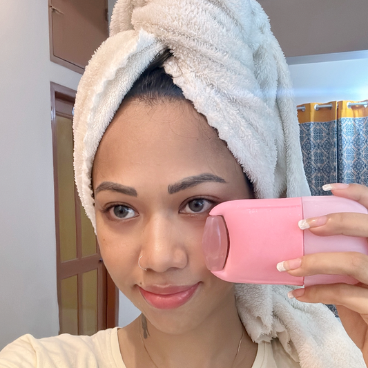 2-in-1 Skincare Magic
Experience the cooling therapy of an ice roller and the soothing energy of Rose Quartz—all in one tool. The stone head gently massages while reducing puffiness and calming the skin.