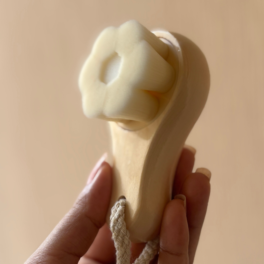 Crafted for Comfort & Control
Designed with a sturdy wooden handle, the DHEO brush offers a firm grip for effortless cleansing, turning your skincare routine into a soothing self-care ritual.