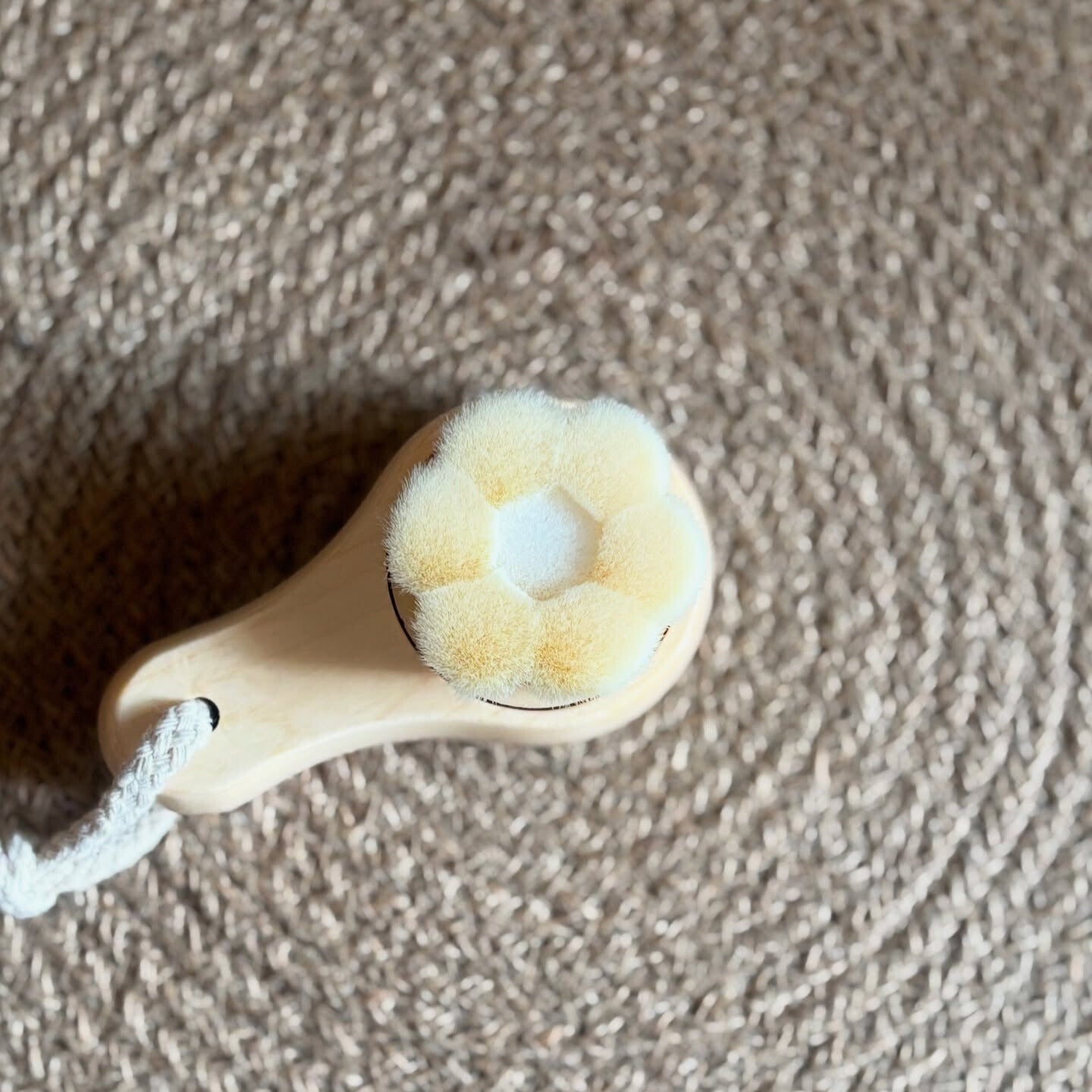 Daily Detox, No Irritation
Whether you're removing the day’s grime or prepping for serums, this soft-bristled wooden brush cleanses gently yet thoroughly, leaving your skin fresh and balanced.