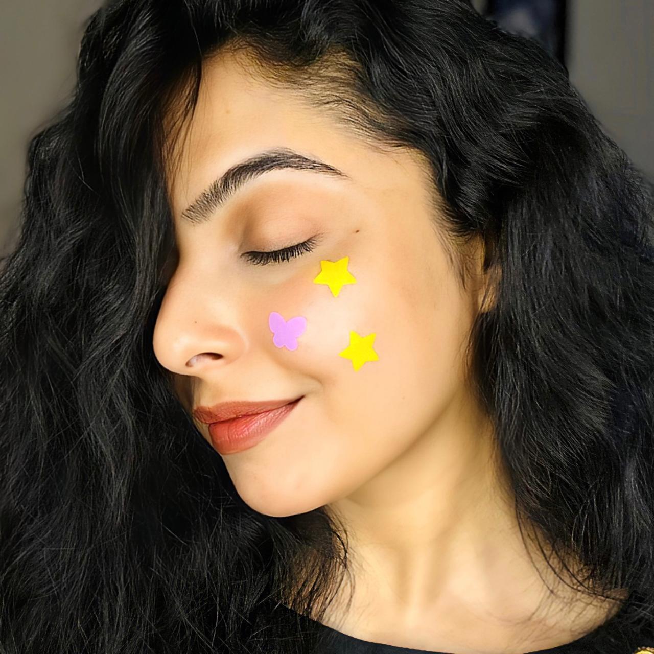 Stylish and effective!
These patches treat pimples with Salicylic Acid, Tea Tree, and Cica while protecting your skin with a hydrocolloid base.