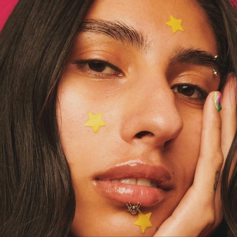 Healing with a pop of style.
DHEO patches help calm and flatten pimples fast — now in star, butterfly, and clear round designs with a mirror case